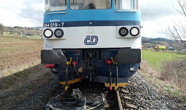 V Želechovicích srazil vlak osobní auto na přejezdu, řidič je zraněný