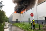 Ve Ždánicích na Hodonínsku hoří průmyslová hala, hasiči vyhlásili zvláštní stupeň požárního poplachu