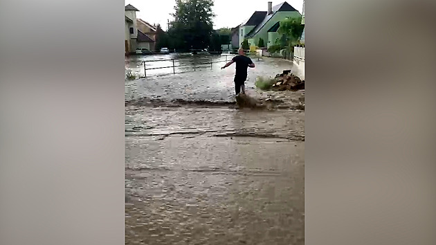 Voda se ve dvou obcích na Opavsku valila po ulicích, zatopila dvacet domů