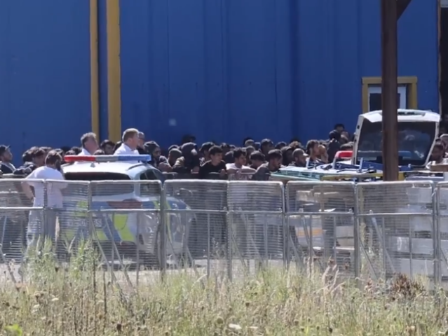 Migrační krize na Slovensku. V hale jsou stovky migrantů, pálí ohně, starosta žádá o pomoc armádu