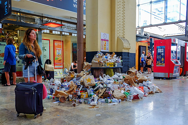 VIDEO: Odpadky a zápach moči. Marseille některé turisty rozhodně nepotěší