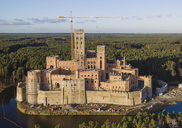 OBRAZEM: Největší černá stavba v Polsku. V přírodní rezervaci roste hrad