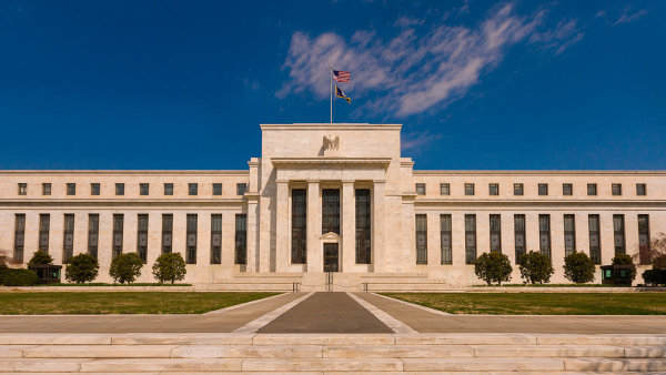 Americký Fed si dal pauzu, do konce roku ale sazby ještě půjdou nahoru. Jejich snižování zůstává vzdálenou budoucností