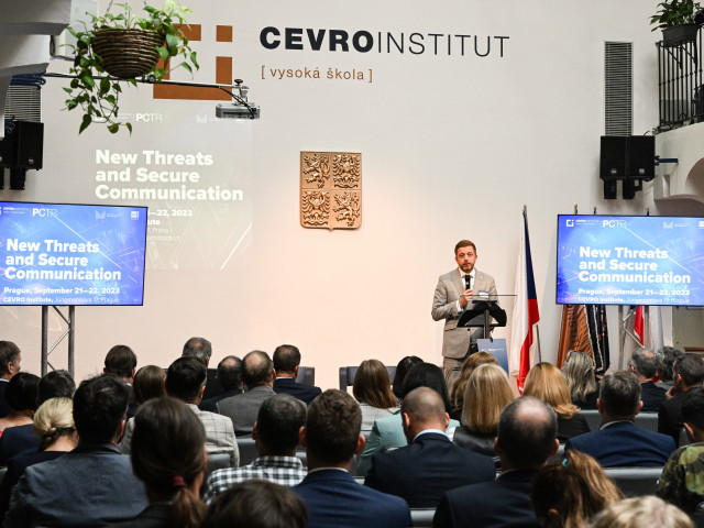 Válka na Ukrajině je příležitost k technologickému rozvoji, zaznělo na konferenci CEVRO Institutu