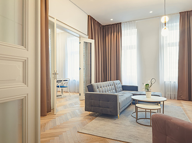 Modrá barva, zlato a mramor se staly základem pro elegantní byt v centru