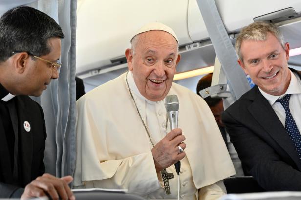 

Opuštěným ve vlnám musíme pomoci, řekl papež při návštěvě Marseille

