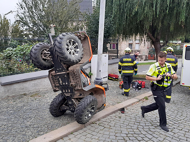 Opilý řidič v Kolíně překlopil čtyřkolku, do města se vydal bez přilby