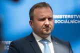 Platové tarify se pro příští rok nezvýší, uvedl Jurečka. ,Selhání sociálního dialogu,‘ zní z odborů