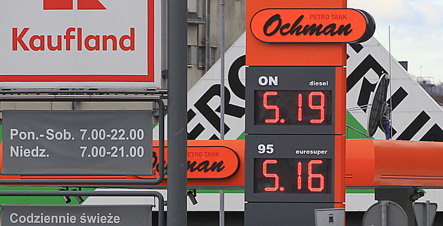Poláci kvůli volbám drží nízké ceny benzinu, Češi tam tankují i do kanystrů