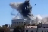 VIDEO: Zásah raketou a kouř. Záběry ukazují útok Ukrajiny na sídlo Černomořské flotily na Krymu
