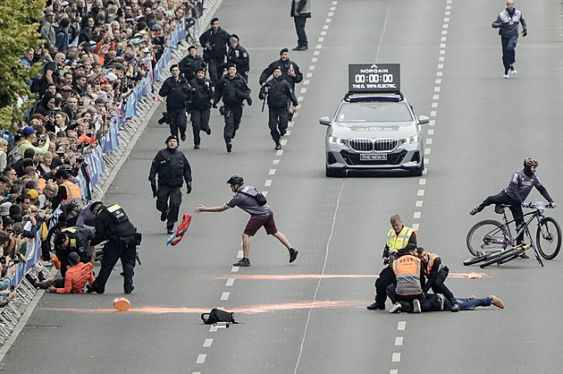 Policie odrazila útok na maraton, zbyly po aktivistech v Berlíně oranžové stopy