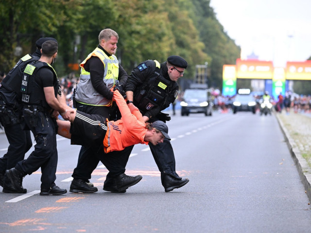 VIDEO: Aktivisté rozlili na maratonu v Berlíně oranžovou barvu. Policie stihla zasáhnout, než se přilepili k vozovce