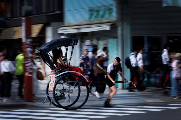 

Japonské ženy pracují jako rikši. Tahají až čtvrt tuny a chodí 20 kilometrů denně

