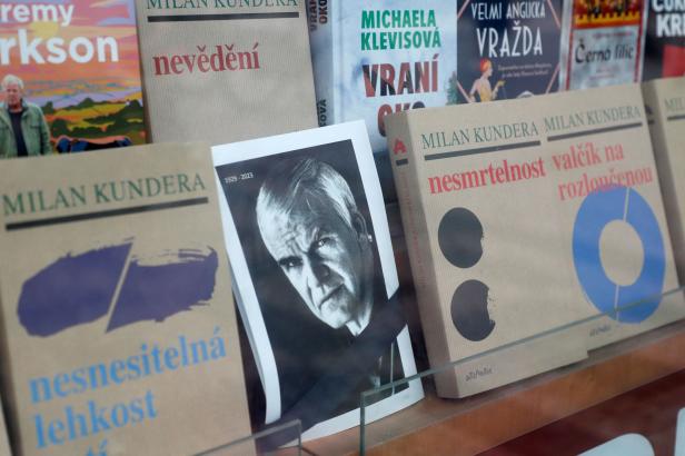 

Kundera spočine v čestném kruhu brněnského Ústředního hřbitova

