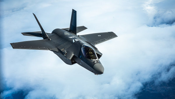 Rozhodnuto: vláda nakoupí od USA 24 bojových letounů F-35. Armádu to finančně nepoloží, tvrdí ministryně