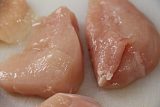 Veterináři nařídili stáhnout jedenáct tun kuřecího masa z Brazílie. Obsahovalo salmonelu
