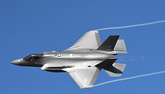 Vláda schválila nákup 24 amerických letounů F-35, oznámil premiér