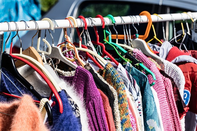 Teplý podzim trápí prodejce oděvů, v obchodech se jim hromadí svetry i kabáty