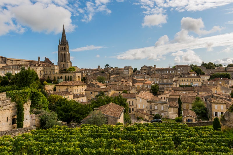 Tip na podzimní výlet: Saint-Émilion, bujaré vinařské městečko v Bordeaux, které stojí za to navštívit