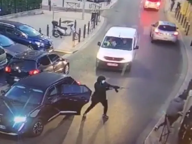 VIDEO: Život v Marseille. Útočník vyskočí z auta a na ulici postřílí samopalem skupinu lidí