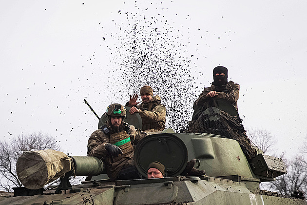 Británie chce své vojenské instruktory poslat přímo na Ukrajinu, řekl ministr