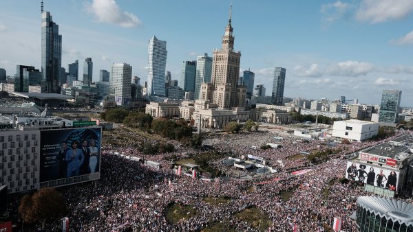 Milion lidí v ulicích Varšavy. Největší demonstrace v historii metropole vyzývá lidi přijít k volbám