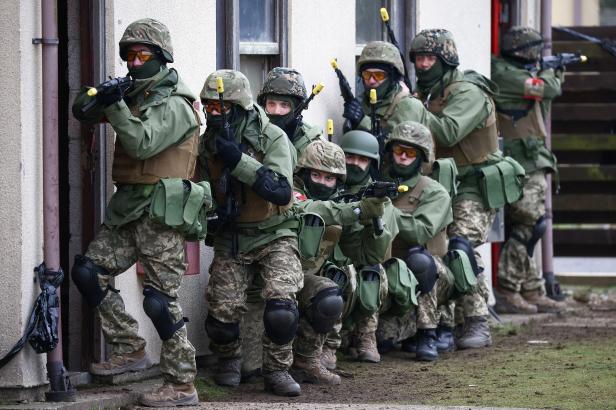 

Británie chce své vojenské instruktory poslat přímo na Ukrajinu


