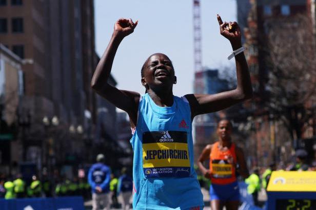 

Keňa slaví na silničním MS oba půlmaratonské tituly. Kipyegonová prohrála mílařský závod

