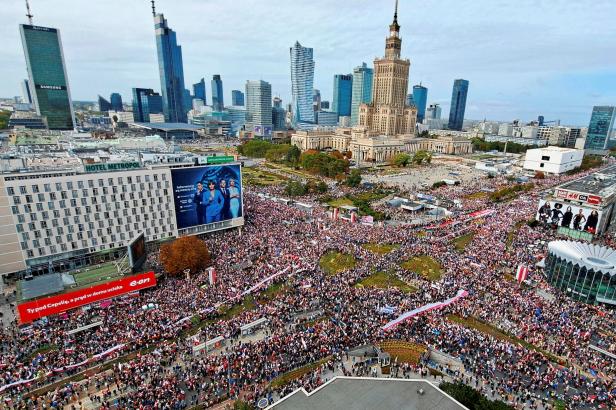 

Varšavu rozhýbal „Pochod milionu srdcí“. Proti konzervativní vládě demonstrují tisíce Poláků

