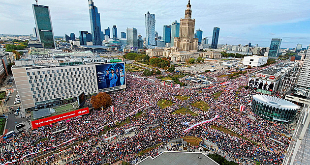 Tusk vylákal tisíce Poláků do ulic. Varšava před volbami protestuje proti vládě