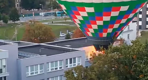 Horkovzdušný balon zavadil o dům a školu, s přistáním pomáhali policisté