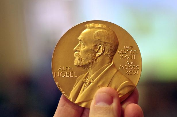 

Letošní Nobelovu cenu za medicínu získali vědci za výzkum vedoucí k vývoji mRNA vakcín proti covidu

