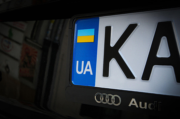 Ukrajinci musejí v Česku registrovat svá auta. Má to usnadnit platbu pokut