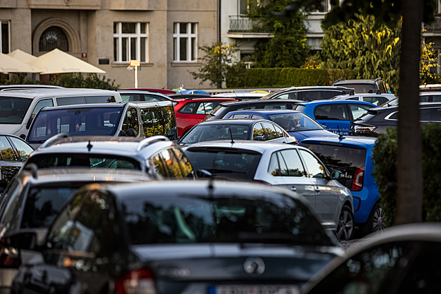 Ulice Prahy 6 plní auta fanoušků. Místní nemají během zápasů kde parkovat