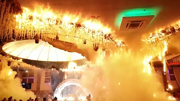 VIDEO: Tanec novomanželů ukončily plameny. Tragédii v Iráku zachytily kamery