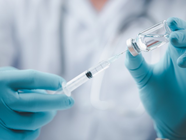 Očkování proti covidu a zároveň chřipce může zvýšit riziko mrtvice