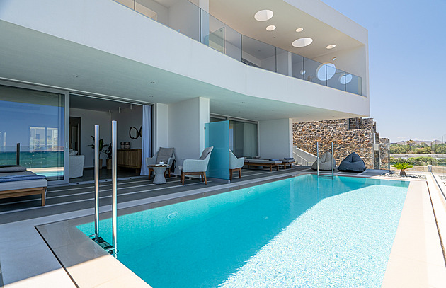 Vila s výtahem okouzlí výhledem a luxusním odpočinkem u bazénu i grilu