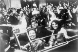 ‚Jako by na nás všechny spadlá ohromná černá deka.‘ Američané vzpomínají na atentát na Kennedyho