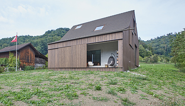 Rodina si postavila ve Švýcarsku moderní dřevostavbu se smrkovou fasádou