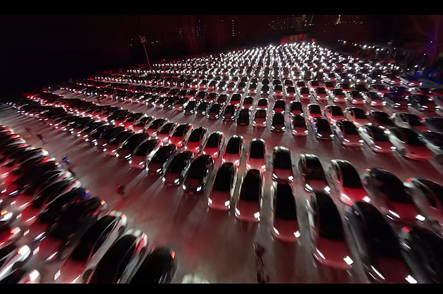 Světelná spartakiáda tesel vyráží dech. 687 aut si vyblikalo světový rekord