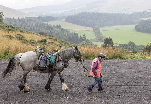 Nezdolná paní jezdí každý rok na poníkovi z Anglie do Skotska. Je jí 82 let