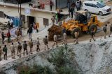 Záchranáře dělí od dělníků šest metrů. V indickém zhrouceném tunelu uvízli před dvěma týdny