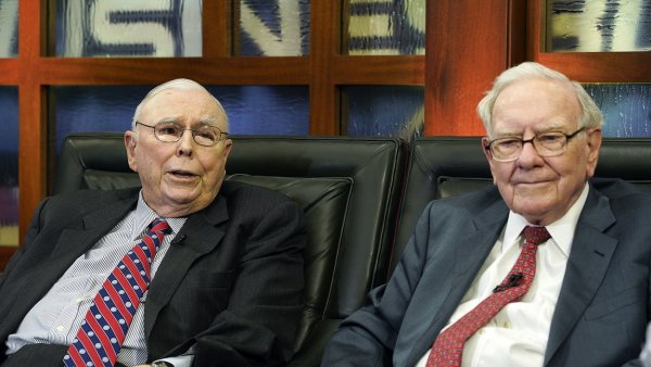 Šedesát let partnerství bez hádky. Investorská legenda Charles Munger nasměroval Buffetta k nejvýnosnějším investicím