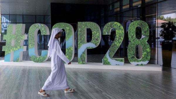 Svět se sjíždí do Dubaje, aby zhodnotil snížení emisí. Experti bijí na poplach, těžaři ropy a plynu se dostávají pod tlak