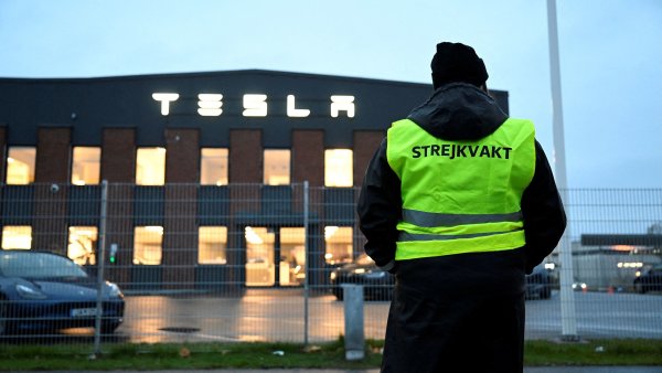 Tesla déle než měsíc čelí povstání švédských odborářů. Nyní se pokusila o protiútok