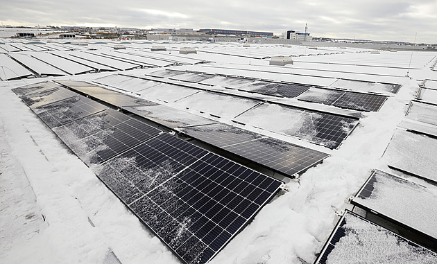 U Prahy vznikla jedna z největších střešních fotovoltaik. Plánují se další