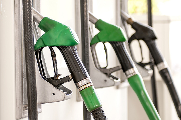 Ceny pohonných hmot jdou nadále dolů, benzin je nejlevnější od července