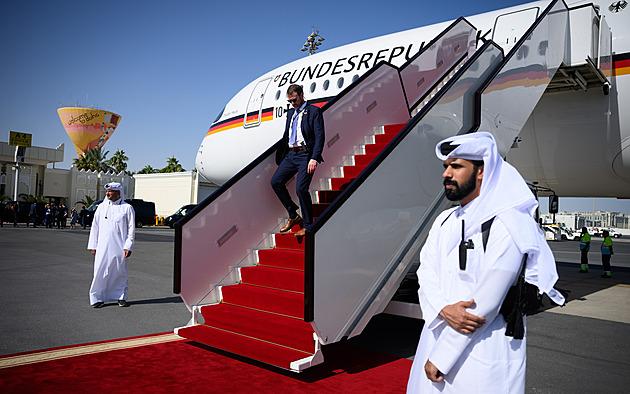 Faux pas v Kataru. Německý prezident přistál a čekal, nikdo ho neuvítal
