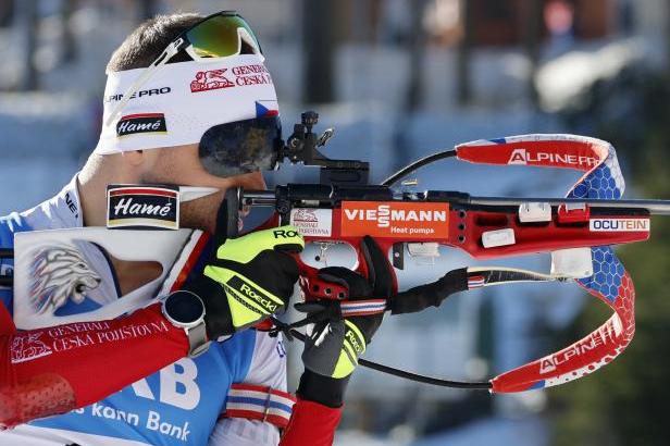 

Vláda norských biatlonistů ve štafetách trvá, Čechy trápily lyže i střelba a skončili desátí

