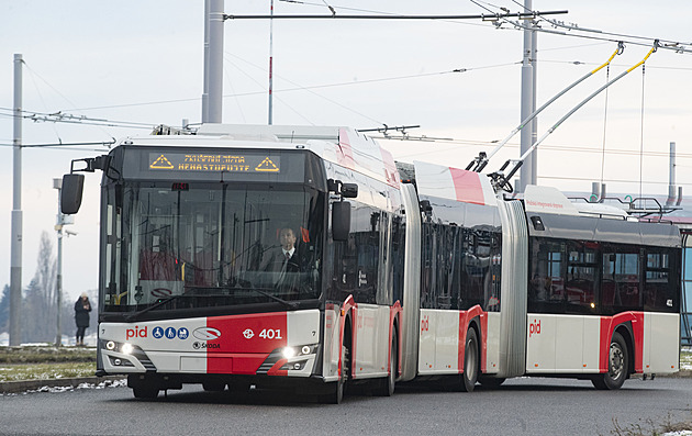 Nejdelší český trolejbus vyjel do pražských ulic. Prozatím bez cestujících